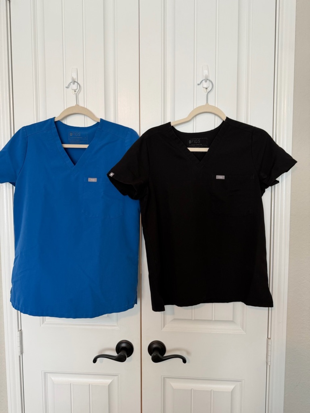 2 Figs V-neck Catarina one pocket Scrub Tops in Royal Blue and Black